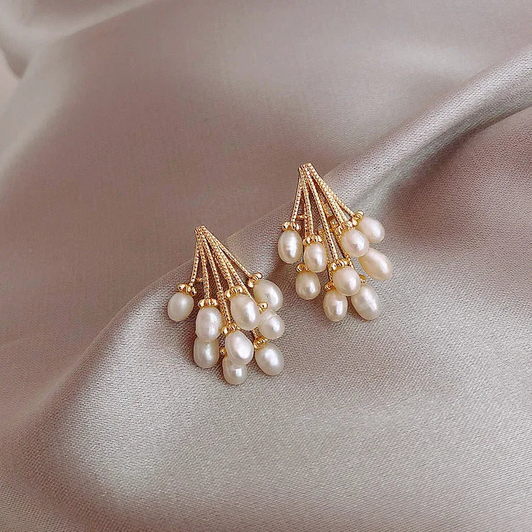 Damen-Statement-Ohrringe aus 18K vergoldetem Silber mit stilvollen Perlenquasten; ideales Geschenk.