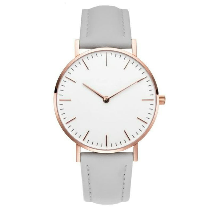 Stilvolle Damen-Armbanduhr am Handgelenk einer Frau, modisches Accessoire, unterstreicht feminine Eleganz.