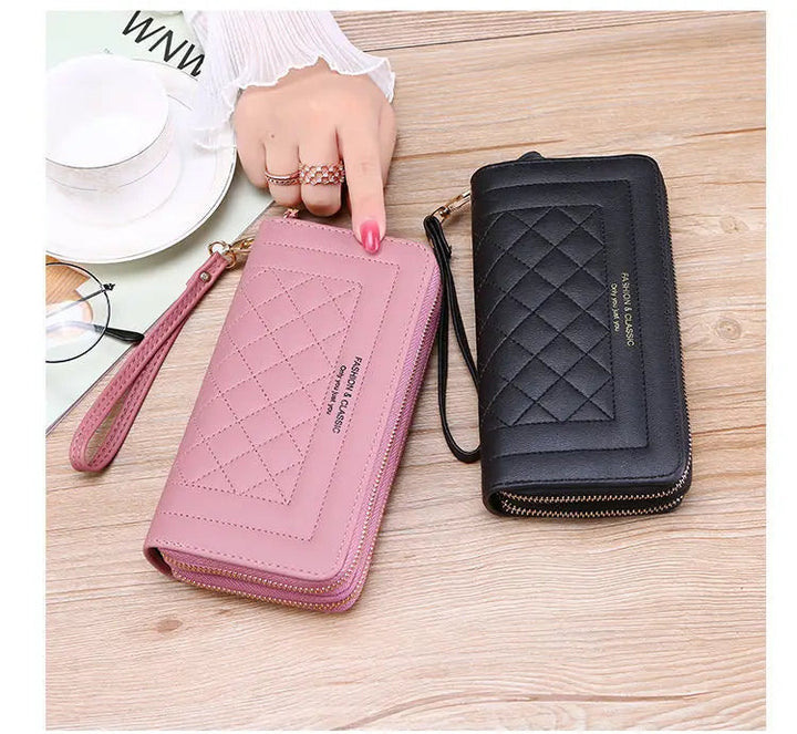 Modisches Damen Accessoire: Elegante schwarz-weiße Clutch mit Doppelreißverschluss. Ideale Geschenkidee für Frauen.