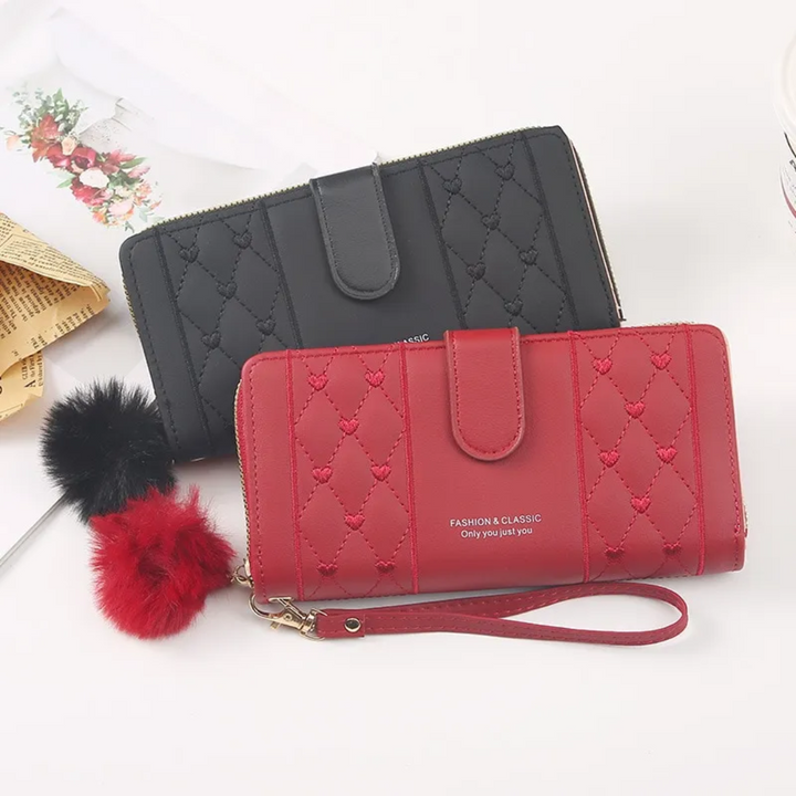 Exklusive Damen Langbrieftasche mit Herzmotiv, bestickt und mit Handschlaufe.