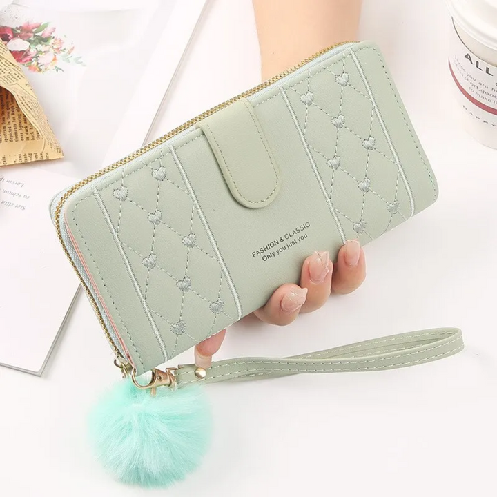 Geldbörse Damen: Elegante Brieftasche mit detaillierter Herzstickerei & praktischer Handschlaufe.