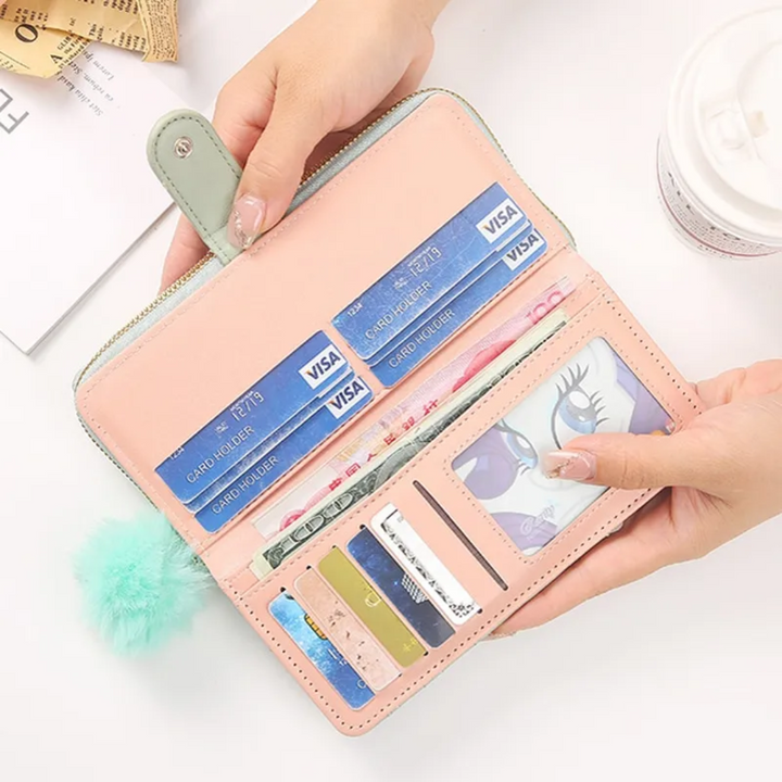 Trendige Damen Langbrieftasche mit Herzstickerei und komfortabler Handschlaufe.