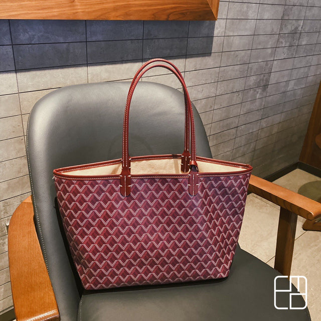 Moderne Damen Handtasche aus hochwertigem Kunststoff. Stilvolles Accessoire, perfekt für Alltag & Abendtasche.