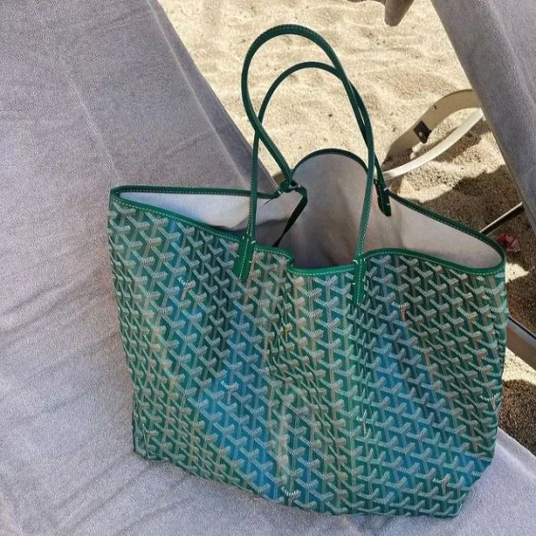 Stilvoller Begleiter: elegante Damen Handtasche aus Kunststoff. Moderne Business Tasche oder Freizeit Schultertasche.