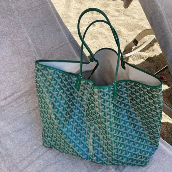 Stilvoller Begleiter: elegante Damen Handtasche aus Kunststoff. Moderne Business Tasche oder Freizeit Schultertasche.