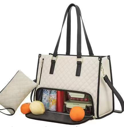 Innenansicht der eleganten Frauen Handtasche, die das geräumige, isolierte Kühlfach zeigt.