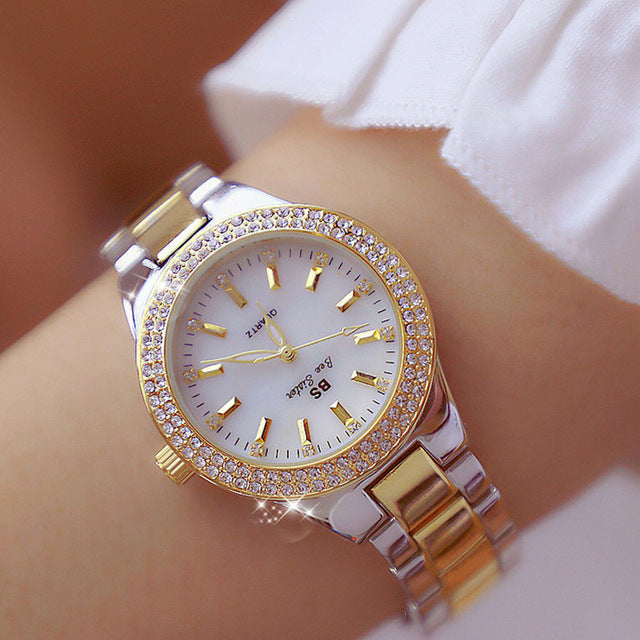 Zeitlose Damen-Armbanduhr Aveline mit Kristallen, elegantes Geschenk für Frauen, in zweifarbiger Edelstahl-Ausführung.