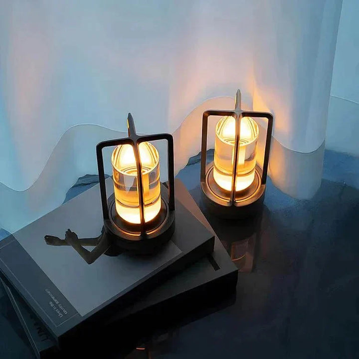 Elegante, dimmbare Kristall Tischlampe. Luxuriöse LED-Lampe für stilvolle Ambientebeleuchtung im Wohn- oder Schlafzimmer.