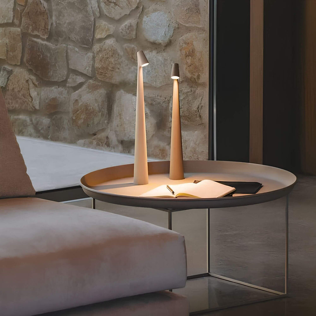 Moderne Design LED-Stehlampe, dimmbar, schafft stilvolles Ambiente für Bürobeleuchtung oder Heiminterieur.