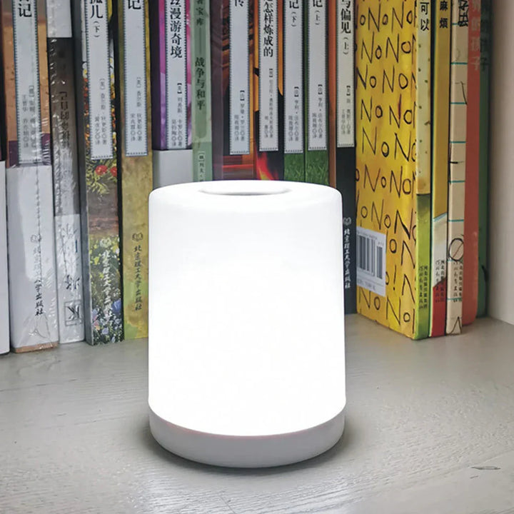 Tragbare LED-Tischlampe mit USB-Ladefunktion, dimmbar und kabellos, ideal für Schlafzimmer und als Ambiente Licht.