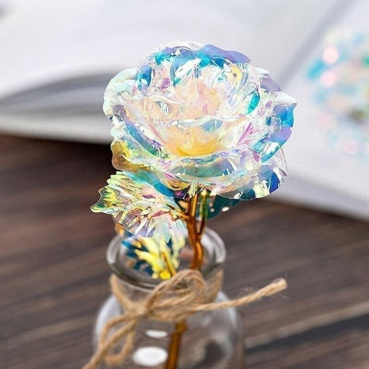 Goldene Rose, ewiges Liebesgeschenk, präsentiert in einer edlen Geschenkbox.