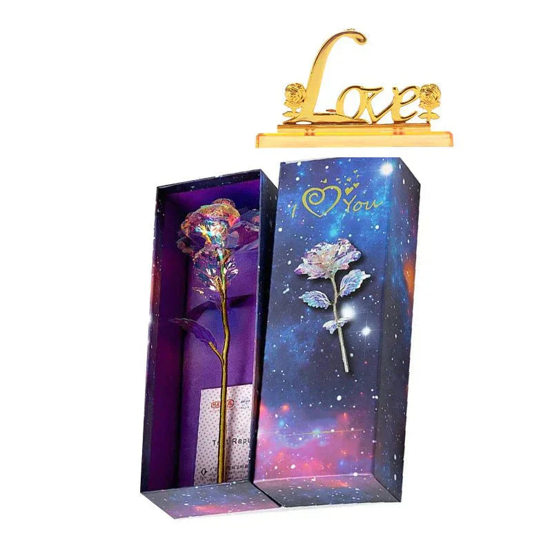 Detailaufnahme der vergoldeten Rose, perfektes Jahrestagsgeschenk voller Glanz.