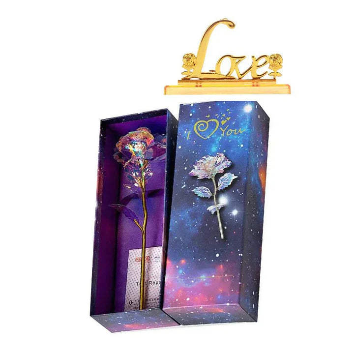 Detailaufnahme der vergoldeten Rose, perfektes Jahrestagsgeschenk voller Glanz.