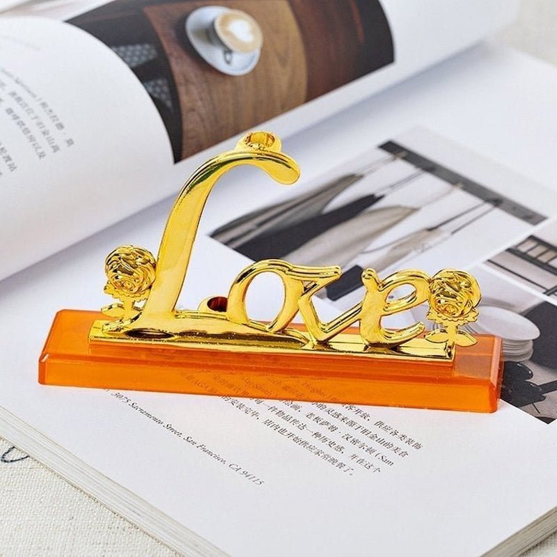 Exquisite Goldrose, das perfekte Liebesgeschenk, vergoldet für ewige Schönheit.
