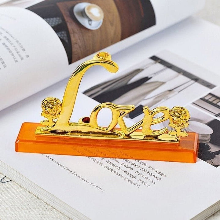 Exquisite Goldrose, das perfekte Liebesgeschenk, vergoldet für ewige Schönheit.
