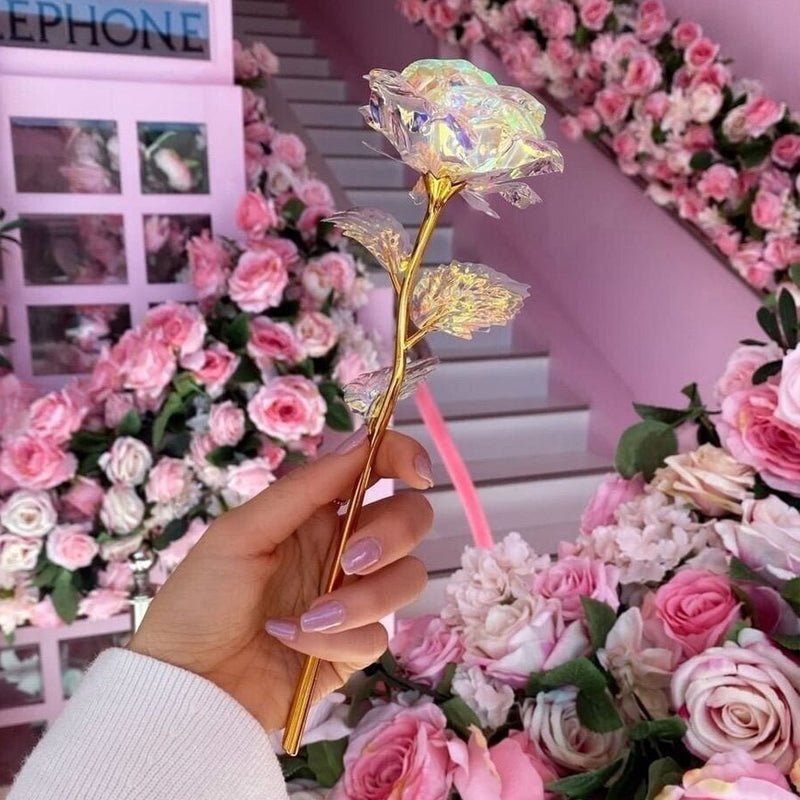 Dekorative Goldrose, perfekt als elegantes Herzstück für jede Romantik.