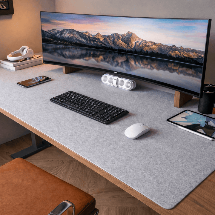 Elegante Filz-Schreibtischunterlage in Anthrazit auf modernem Bürotisch. Ideal für Produktivität & Schutz.