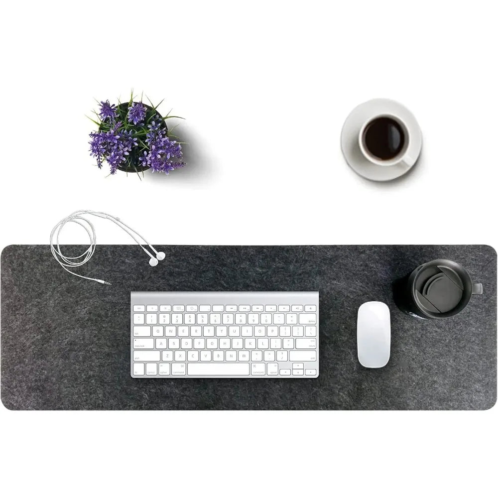 Filzmatte für Homeoffice: Stylischer Schreibtischschutz & großes Mauspad in modernem Arbeitszimmer. Steigert Produktivität.