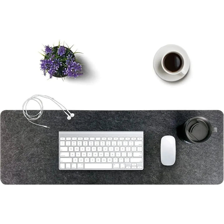 Filzmatte für Homeoffice: Stylischer Schreibtischschutz & großes Mauspad in modernem Arbeitszimmer. Steigert Produktivität.