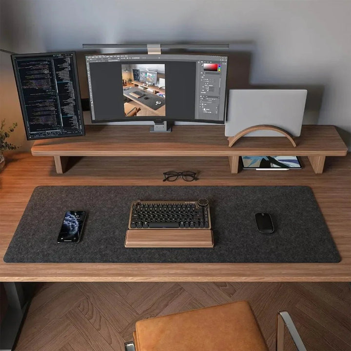 Große Filz-Schreibtischunterlage mit Tastatur & Maus. Perfekt als Schreibtischschutz & Mauspad für Büro & Homeoffice.