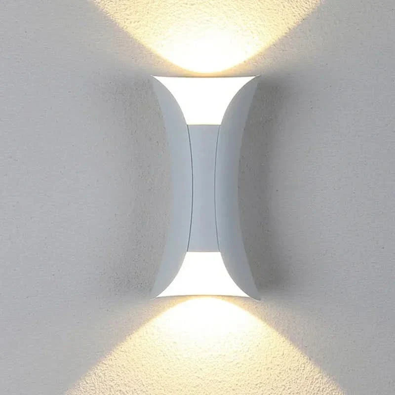 Premium LED-Außenleuchte, geschwungen, IP65, robustes Metall, schafft stimmungsvolle Gartenatmosphäre.