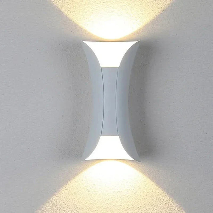 Premium LED-Außenleuchte, geschwungen, IP65, robustes Metall, schafft stimmungsvolle Gartenatmosphäre.