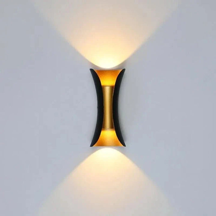 Design LED-Wandleuchte gebogen, IP65, wetterfest & modern, für Flur, Terrasse und Eingang.