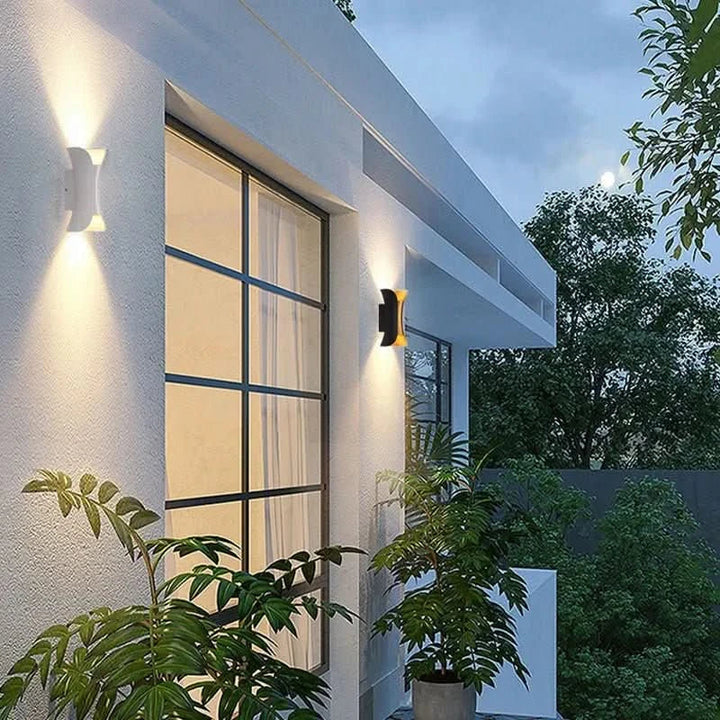 Moderne LED-Wandleuchte für außen, geschwungenes Metall, IP65-Schutz für Terrasse und Eingangsbereich.