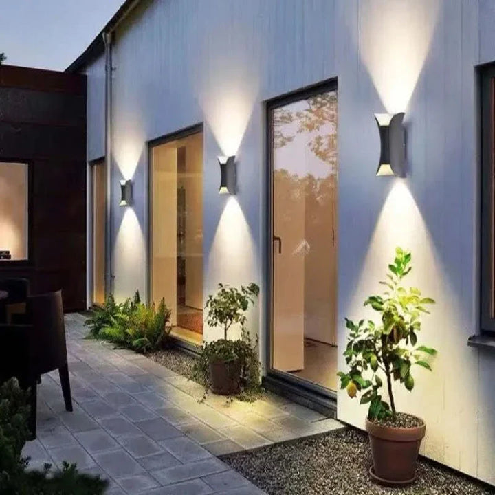 Elegante LED-Wandlampe für außen, IP65-zertifiziert, geschwungenes Design, langlebig & wetterfest.