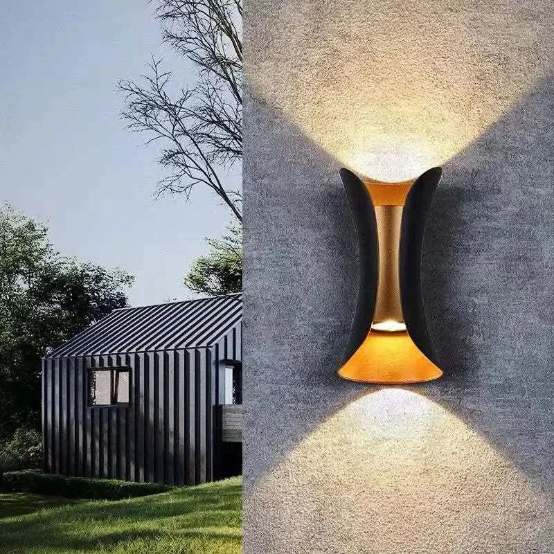 Modernes Dekolicht: Gebogene LED-Außenwandleuchte, IP65, ideal für Ambientebeleuchtung im Garten.