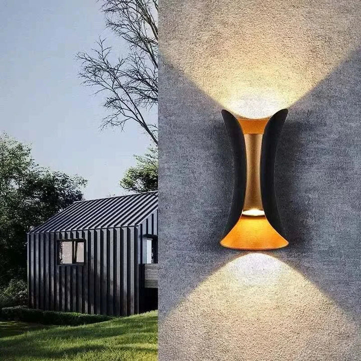 Modernes Dekolicht: Gebogene LED-Außenwandleuchte, IP65, ideal für Ambientebeleuchtung im Garten.