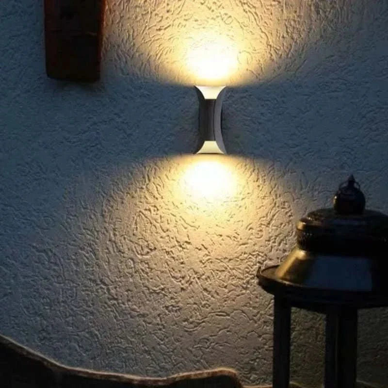 Stilvolle LED-Außenbeleuchtung, geschwungene Form, IP65, witterungsbeständig für Fassade & Patio.