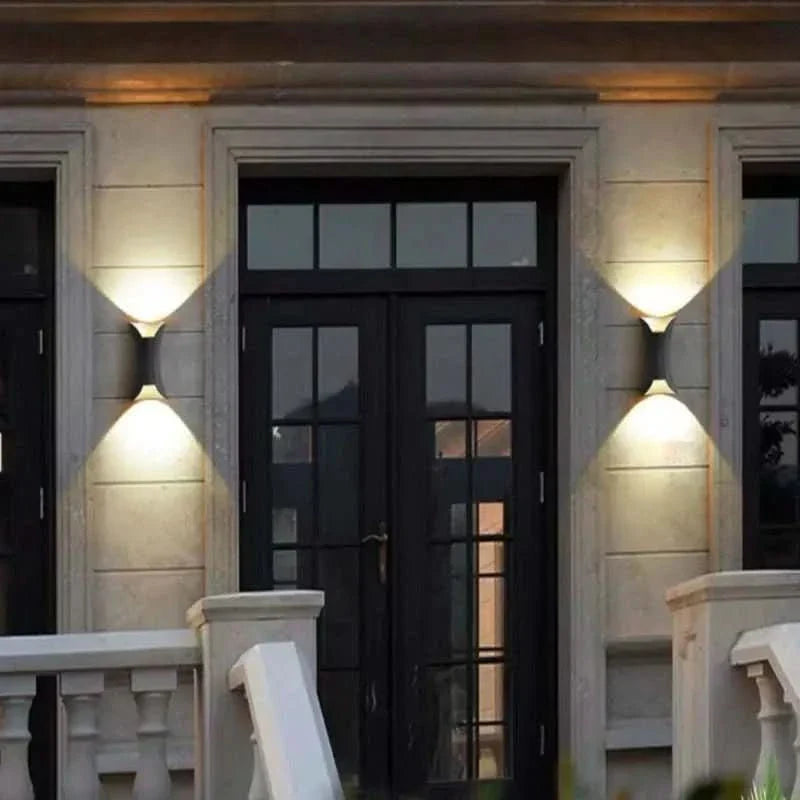 IP65 LED-Wandlampe für außen, elegantes geschwungenes Design, wetterfest für moderne Häuser.