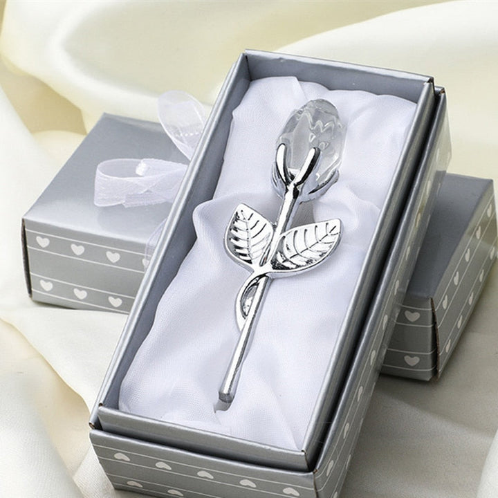 Glitzernde Glasrose reflektiert Licht, makelloses Kristallgeschenk für Frauen & Dekoration.