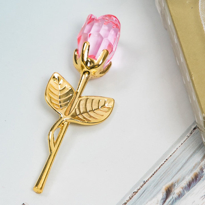 Wunderschöne Glasrose auf elegantem Ständer, dauerhafte Liebesbotschaft für Zuhause.