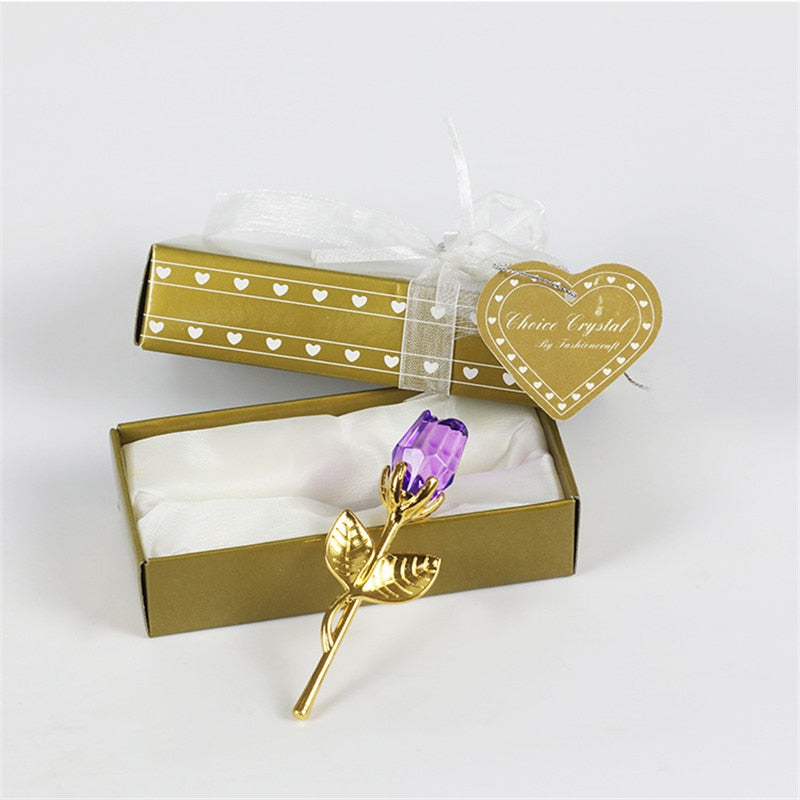 Präsentierte Glasrose, bereit als unvergessliches Geschenk zum Valentinstag für Frauen.