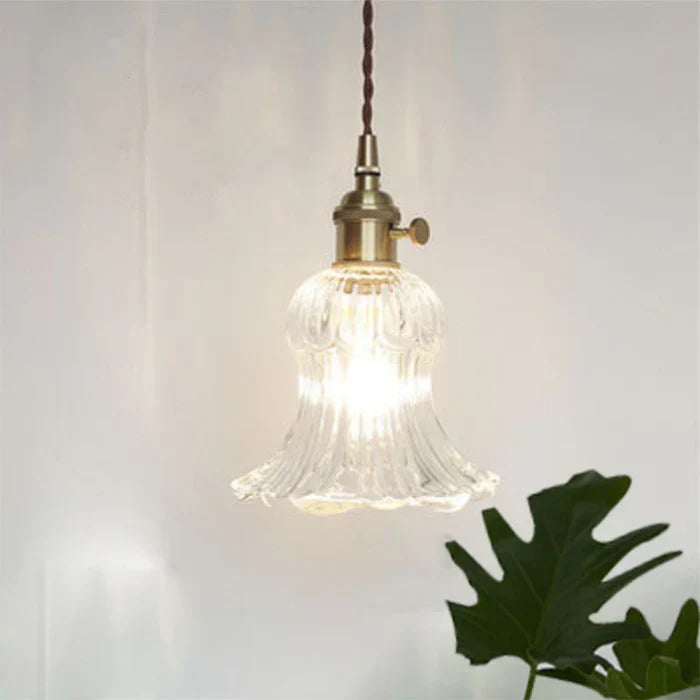 Moderne Pendelleuchte OpulentGlow, Glas, transparent, für ein stilvolles Esszimmer.