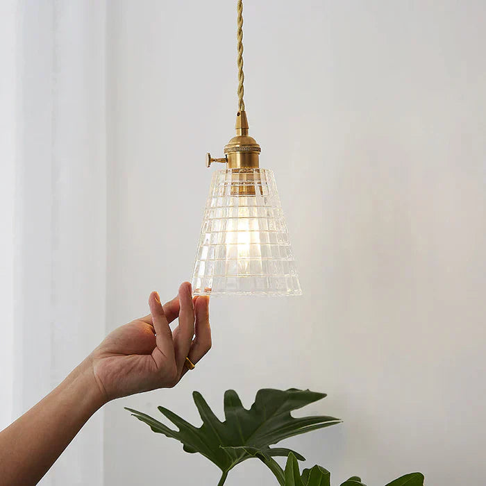 Elegante Glashängeleuchte OpulentGlow, perfekt als Esszimmerlampe, modernes Design.