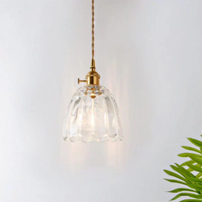 Transparente Glas-Pendelleuchte OpulentGlow, modernes Design für Esszimmerbeleuchtung.