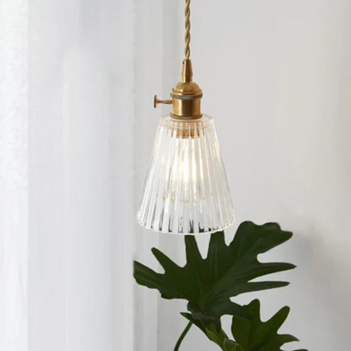 Stilvolle Esszimmer-Hängelampe OpulentGlow aus Glas, transparent und modern.