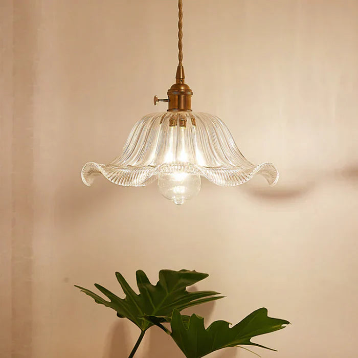 Moderne Wohnzimmerlampe OpulentGlow, Glas-Pendelleuchte, transparentes, elegantes Design.