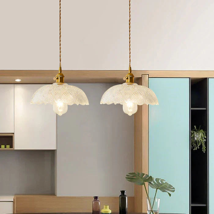 Transparente Esszimmerleuchte OpulentGlow, moderne Glas-Pendelleuchte, elegant.