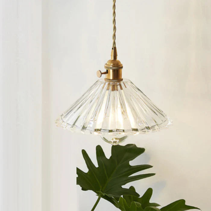 OpulentGlow Hängelampe aus Glas, elegant und modern, für stilvolle Essbereiche.
