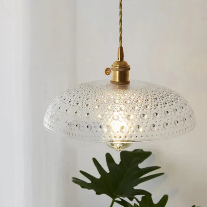 Transparente Glashängeleuchte OpulentGlow, modernes Industriedesign für Esszimmer.