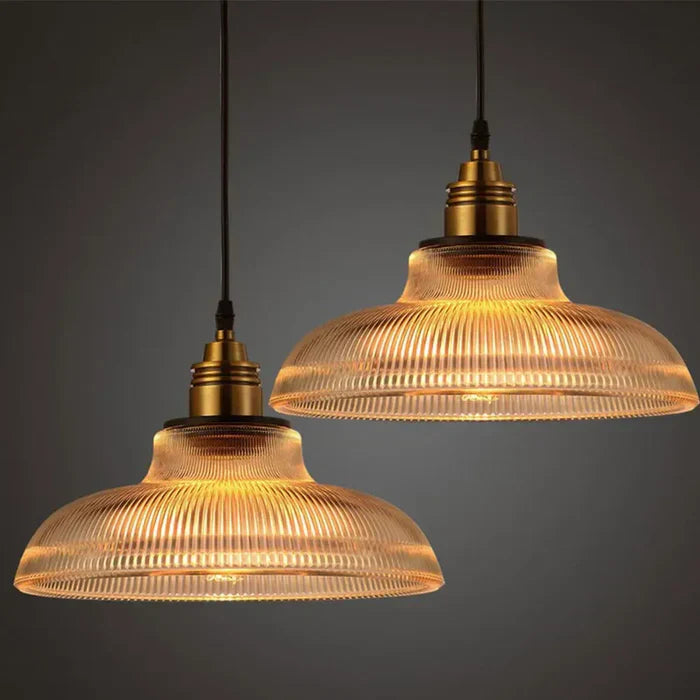Elegante Glas-Hängeleuchte für stilvolle Innenbeleuchtung, ideal für Wohn- und Esszimmer. Moderne Pendelleuchte.