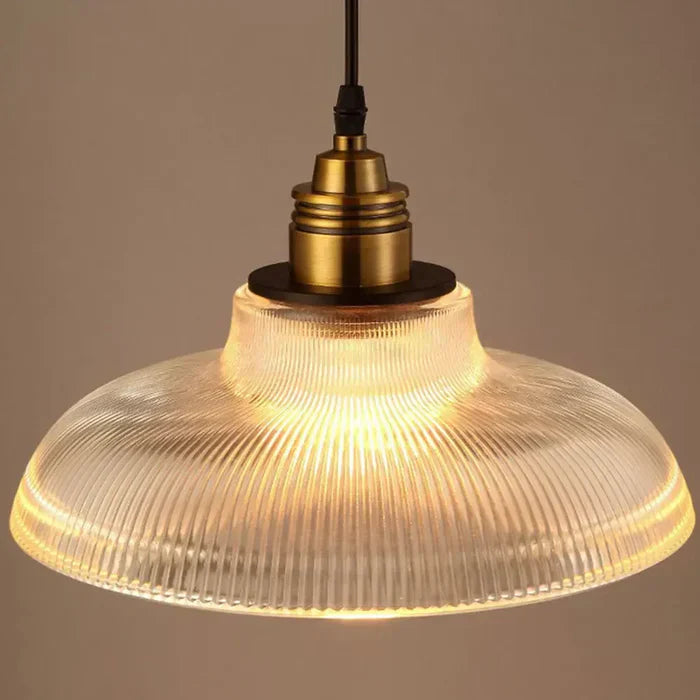 Design Glaslampe mit warmweißer Beleuchtung, schafft gemütliche Atmosphäre. Elegante Deckenlampe für modernes Interieur.
