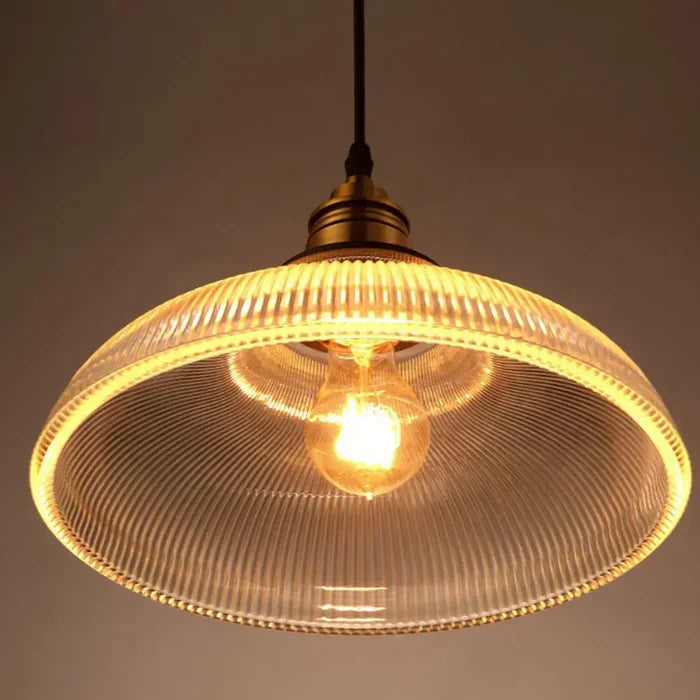 Stilvolle Pendelleuchte aus Glas als Wohnaccessoire. Moderne Hängeleuchte in Bernstein oder Transparent für Design-Beleuchtung.