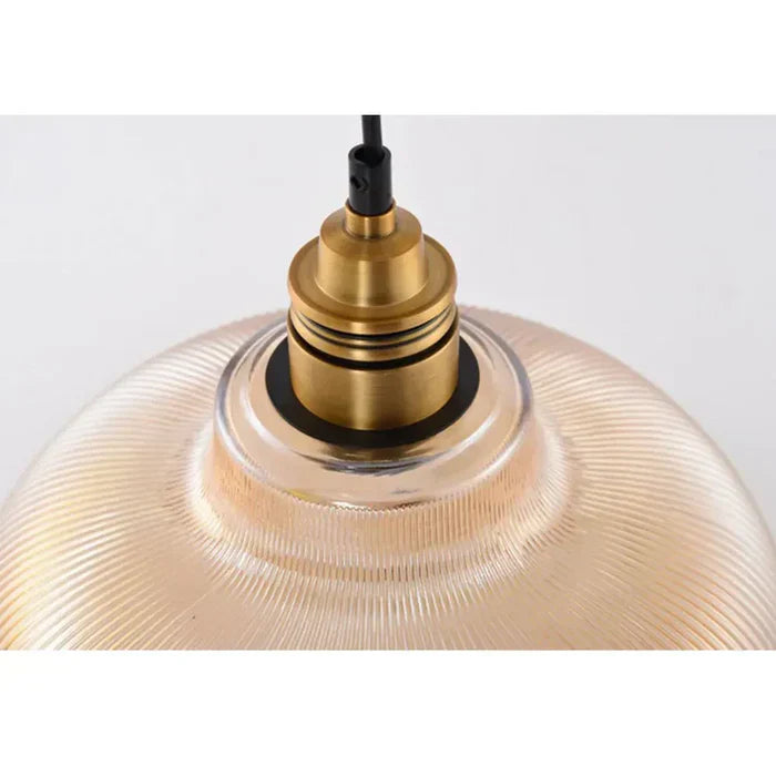 Moderne Glas-Pendelleuchte mit elegantem Design. Perfekte Esszimmerlampe oder Schlafzimmerlampe für stilvolles Interieur.
