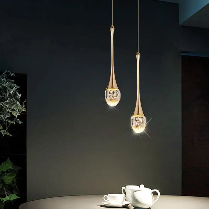 Moderne Glaslampe Vetra mit warmer Lichtgloed, perfekt über dem Esstisch. Edle Beleuchtung für einladendes Ambiente.