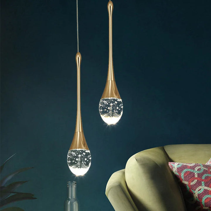 Design Hängeleuchte aus Glas für stimmungsvolles Wohnzimmer. Schwarze Akzente, goldener Sockel, sanfte Beleuchtung.